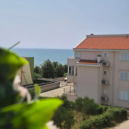 Blue Breeze Apartment *